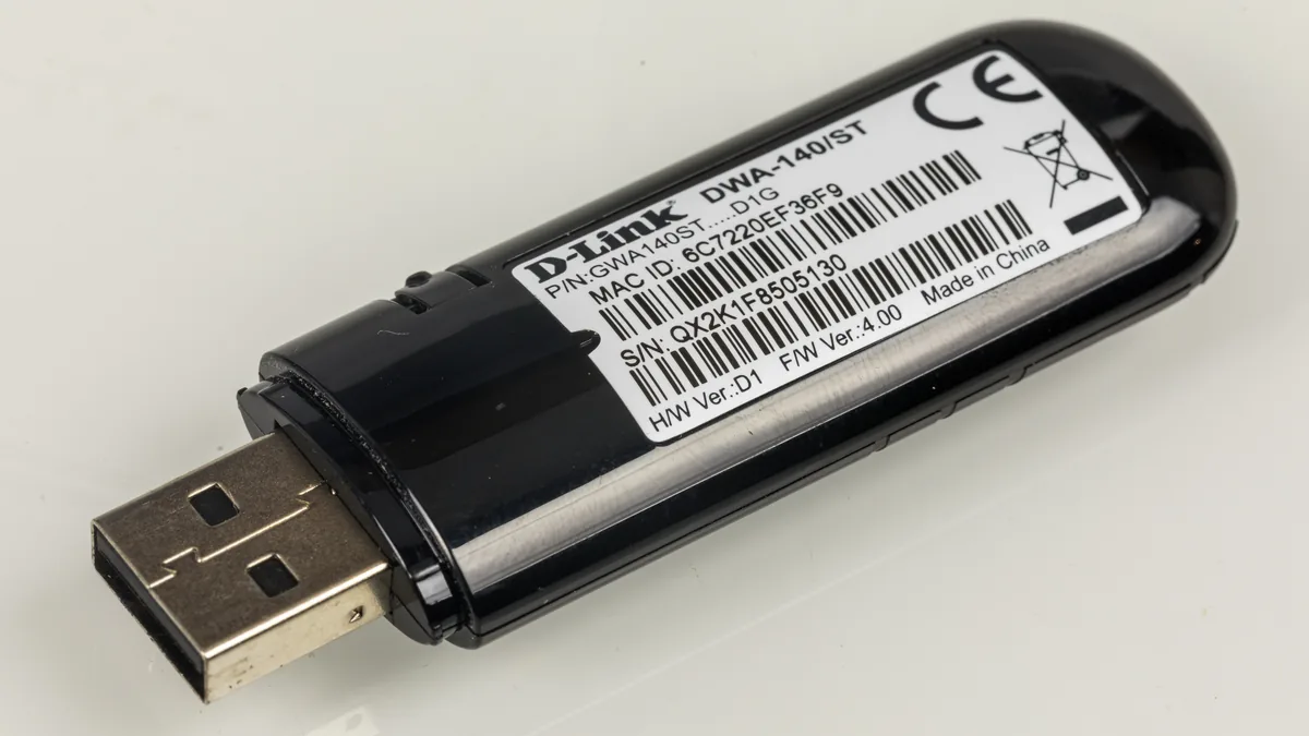 USB fişi takılı, harici bir kablosuz (Wi-Fi) ağ adaptörünün profesyonel ürün fotoğrafı