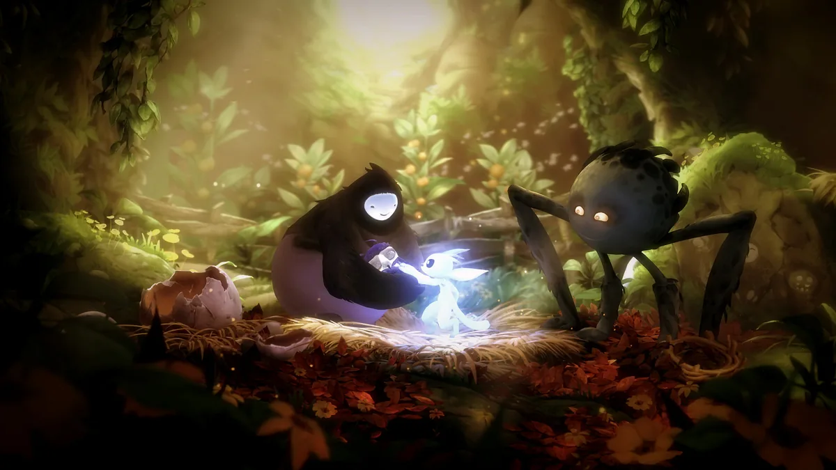 Ori and the Will of the Wisps oyununda ışıklı karakter Ori, el çizimi tarzındaki ormanlık ortamda diğer yaratıklarla bir arada