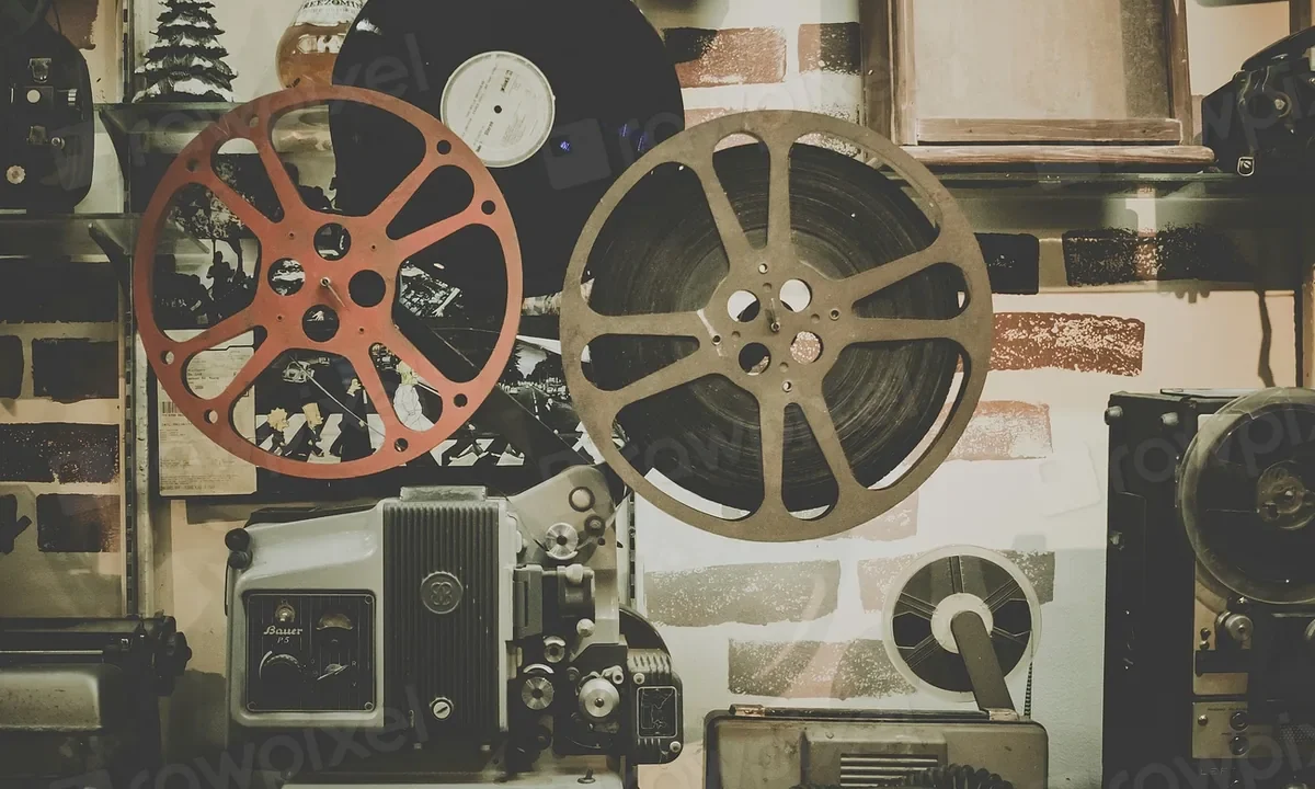 1970'ler sinemasını temsil eden retro film makarası ve Kodachrome film kutuları