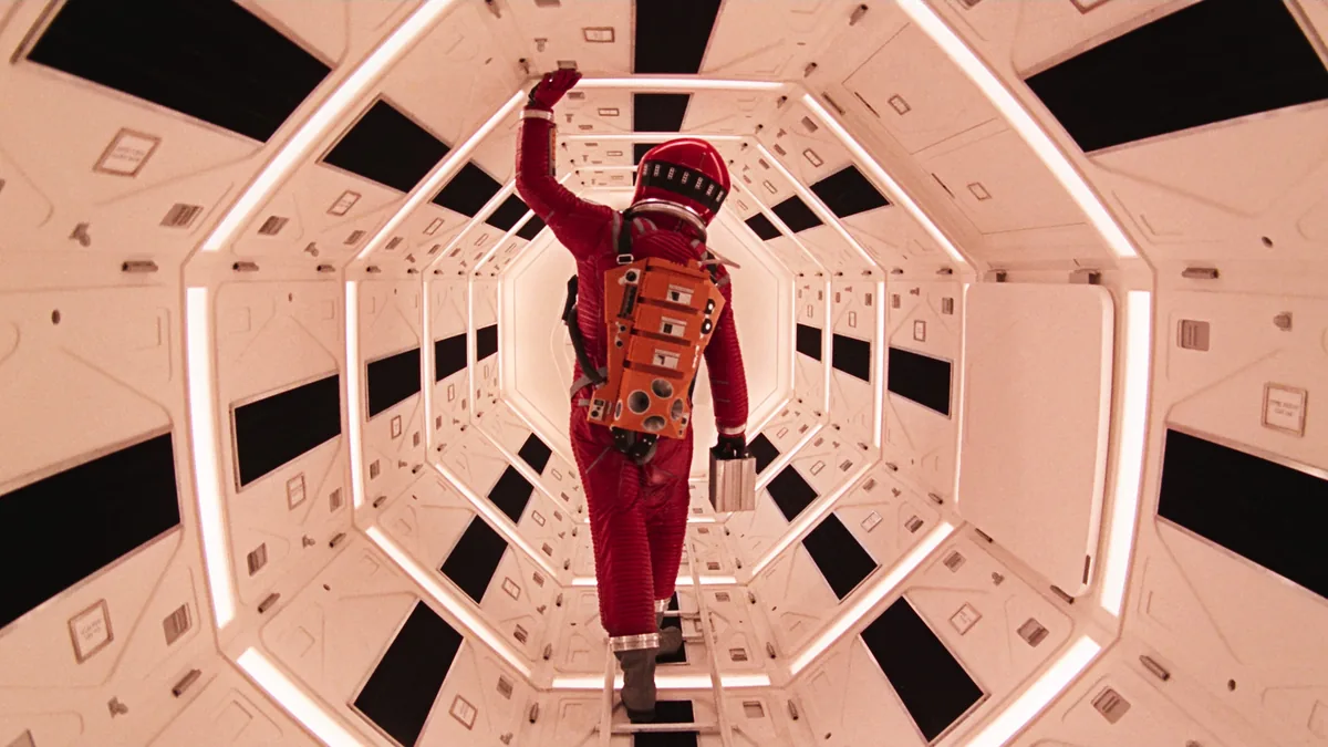 2001: A Space Odyssey filminde Geoffrey Unsworth'ün simetrik beyaz koridor kompozisyonuyla çekilmiş ikonik sahne