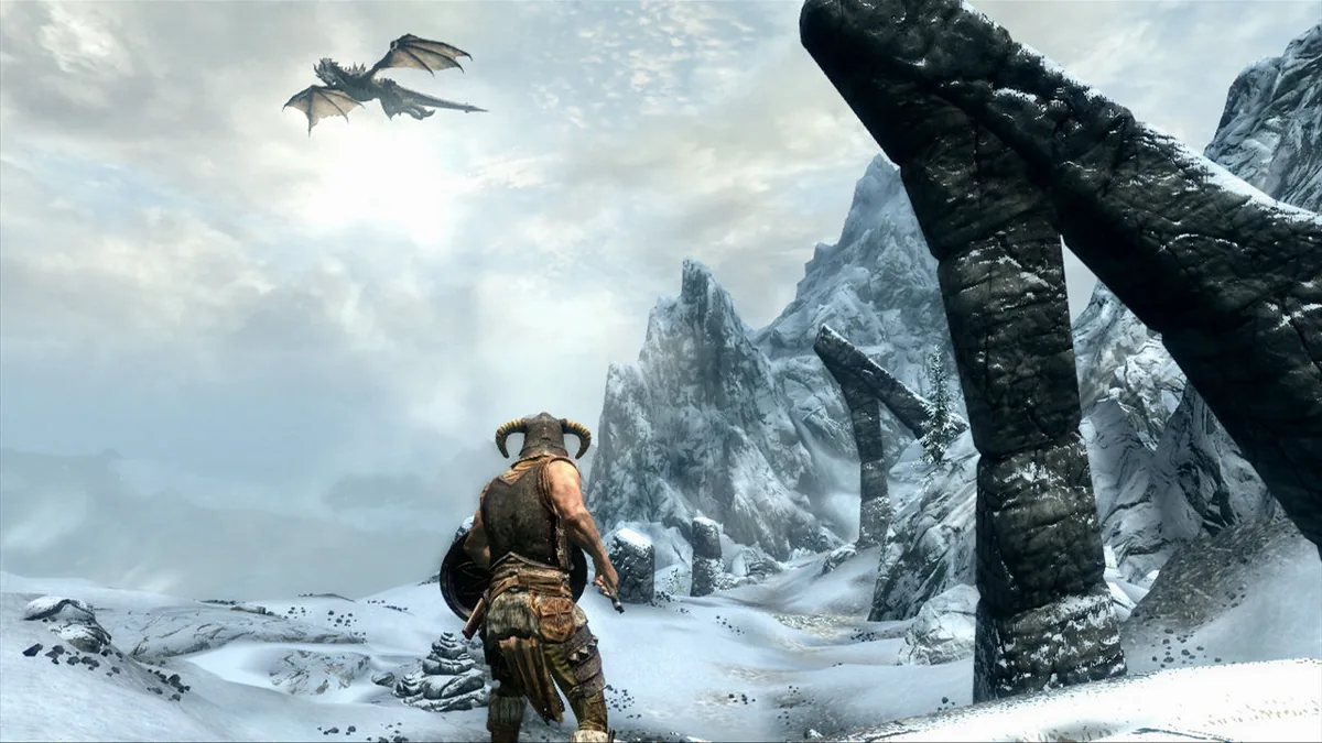 21. yüzyılın en etkili video oyunlarını simgeleyen, Skyrim'de bir ejderhaya karşı duran karakterin yer aldığı karlı dağ manzarası