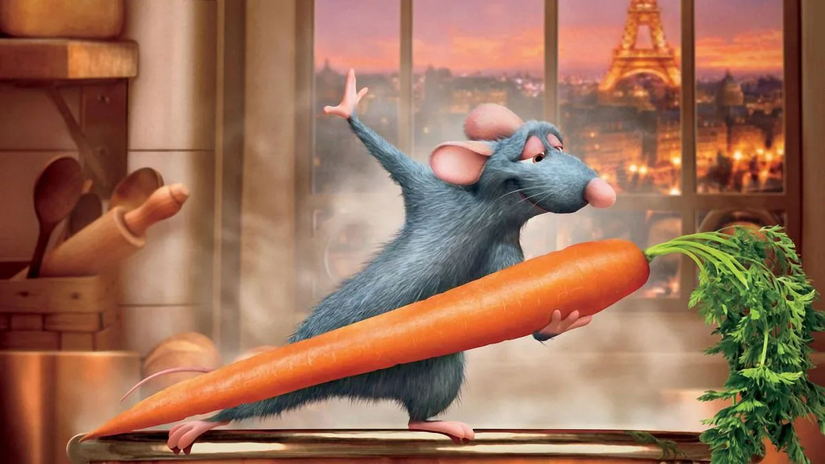 Ratatouille filminde fare Remy, Paris manzarası önünde elinde dev bir havuçla