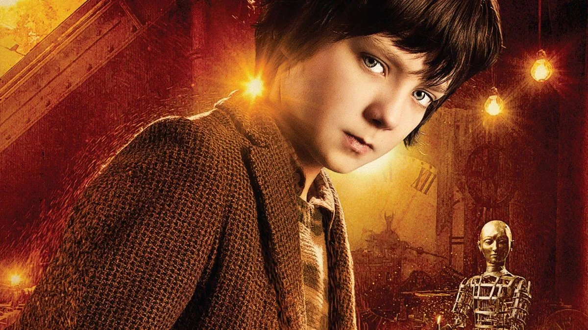 Hugo filminde genç Hugo Cabret, tren garındaki otomatın yanında meraklı bakışlarla