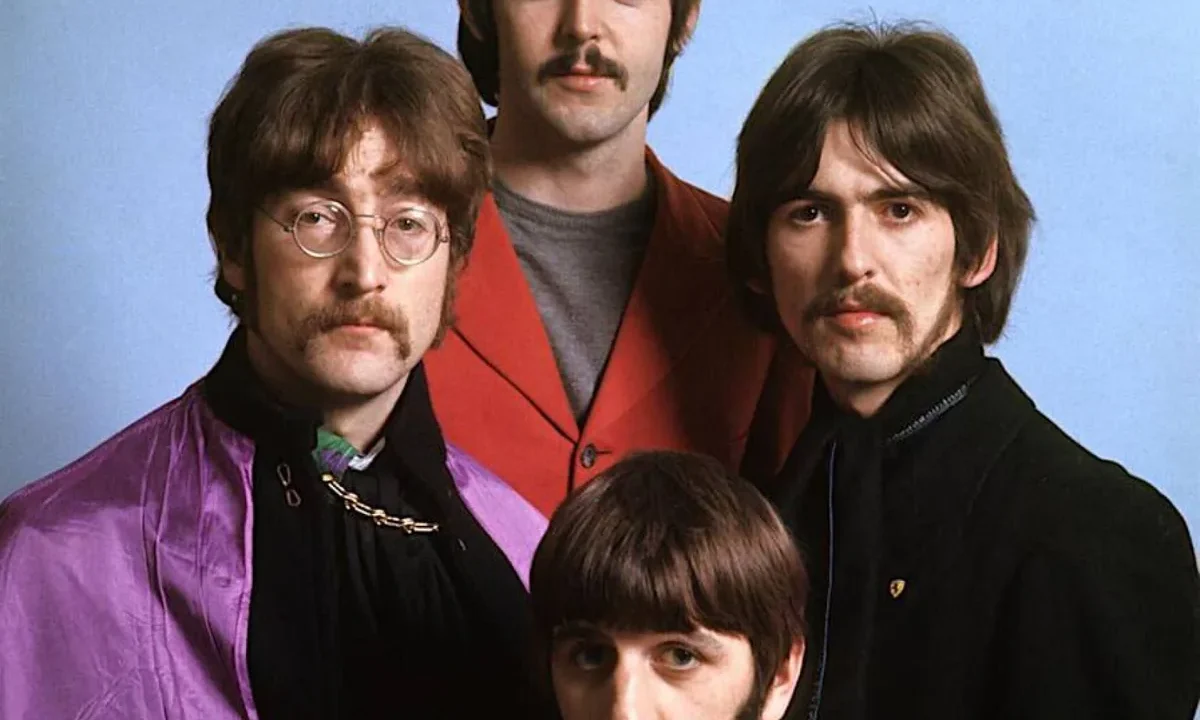 The Beatles'ın 1967 yılında psikodelik Sgt. Pepper döneminde çekilmiş renkli grup portresi