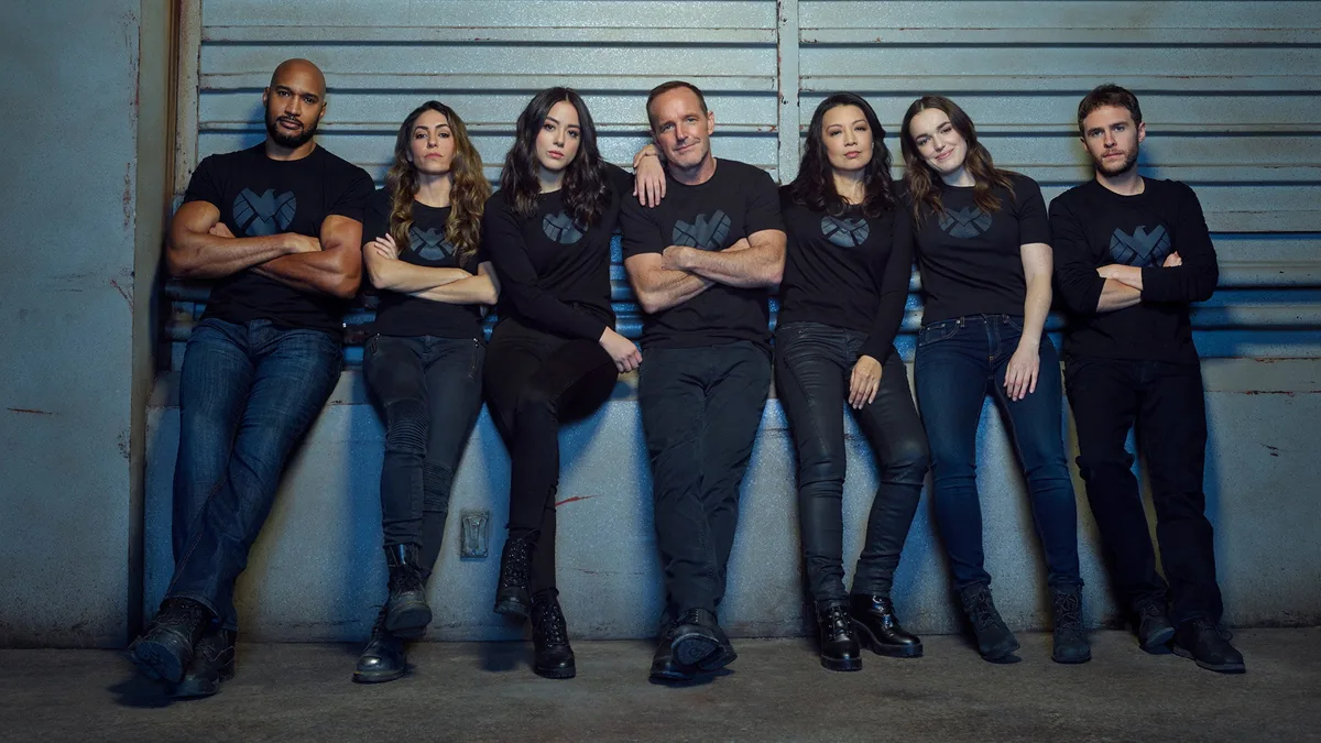 Agents of S.H.I.E.L.D. dizisinin ana kadrosu: May, Fitz, Simmons, Skye/Daisy, Mack ve Coulson bir arada