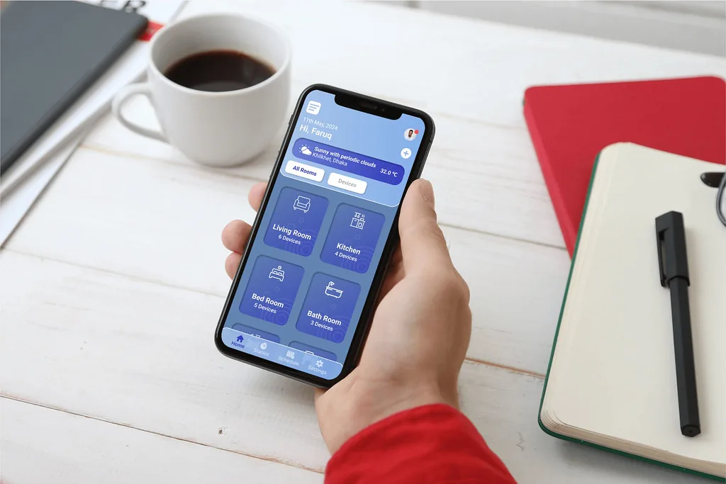 Akıllı ev uygulamasıyla telefon üzerinden oda ve cihaz kontrolü yapan bir kullanıcının elinde tuttuğu akıllı telefon