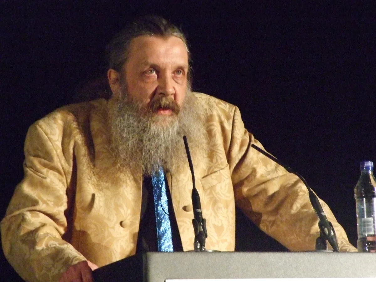 Yazar Alan Moore bir konferansta konuşurken çekilmiş profesyonel basın fotoğrafı