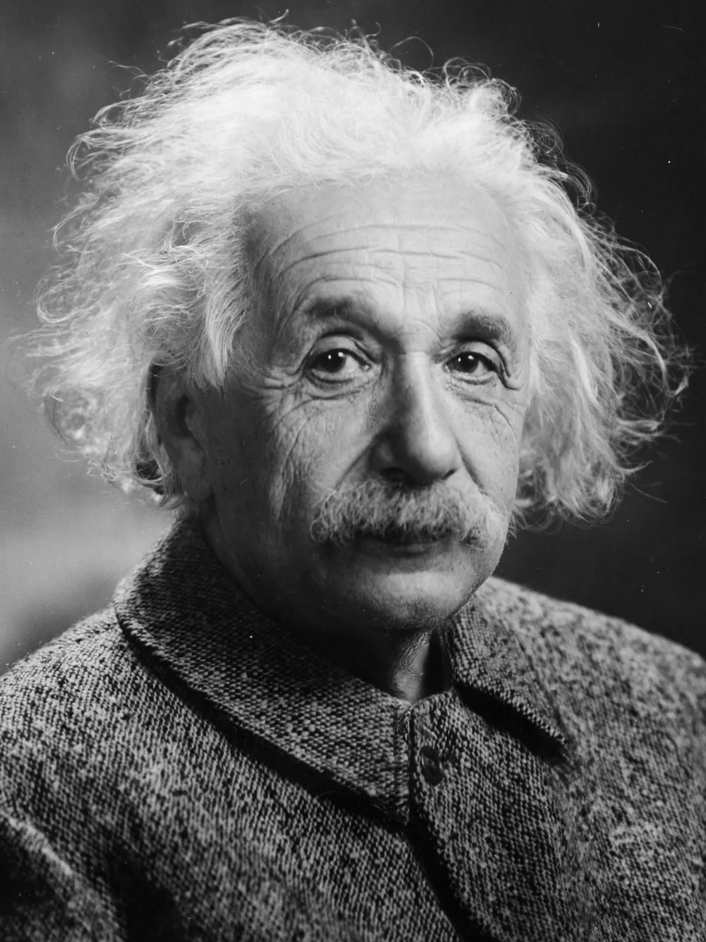 Albert Einstein'ın siyah beyaz portre fotoğrafı; EPR paradoksunu ve kuantum dolaşıklık için ürkütücü uzaktan etki tabirini ortaya attığı dönemi temsil eder