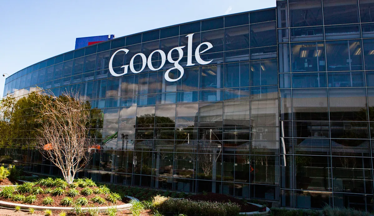 Google'ın Mountain View'daki merkez binasında cam cephede yer alan Google logosu