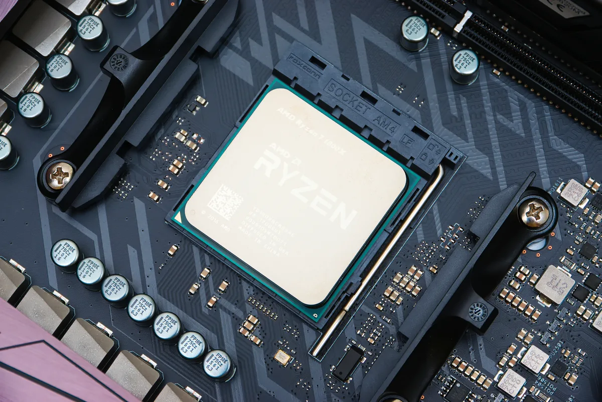 AM4 soketine takılı AMD Ryzen işlemci yakın çekim, AM4 platformunun uzun ömürlü anakart soketi