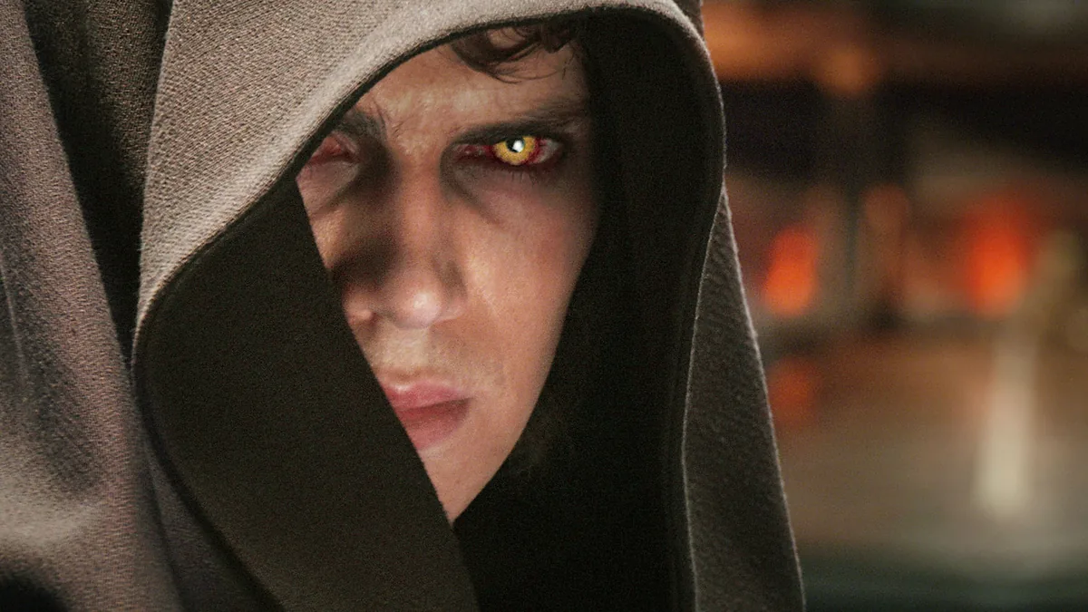 Anakin Skywalker'ın karanlık tarafa geçişini gösteren sarı Sith gözü yakın plan, Revenge of the Sith filminden Mustafar sahnesi