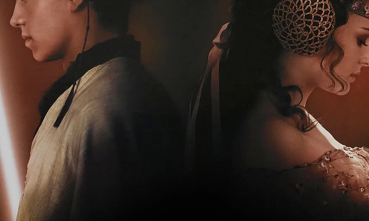 Anakin Skywalker ve Padmé Amidala sırt sırta duruyor, aralarında ışın kılıcı; Star Wars: Klonların Saldırısı resmi afişi