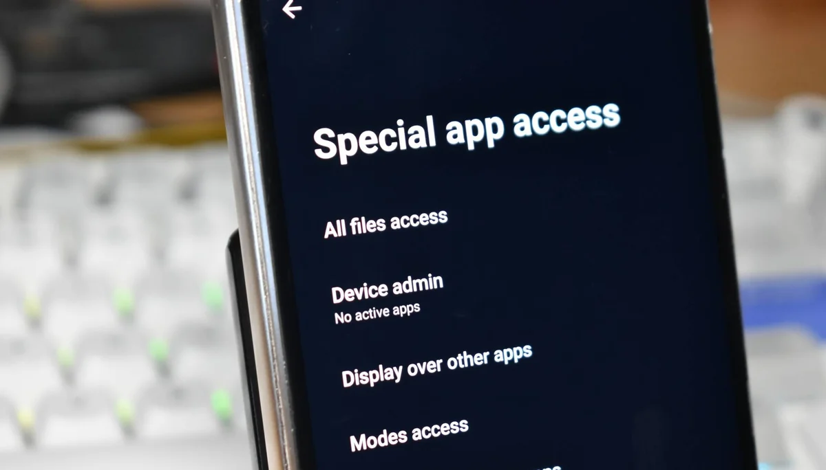 Android ayarlarında Özel uygulama erişimi menüsünde Cihaz yöneticisi (Device admin) seçeneğinin göründüğü net ekran görüntüsü