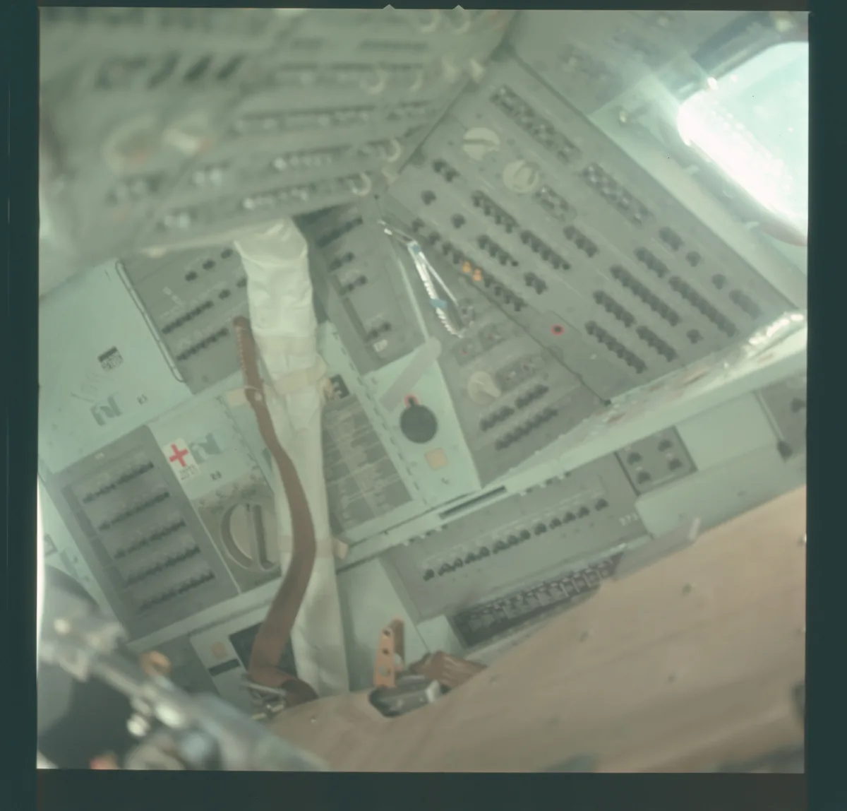 Apollo 11 Ay Modülü kokpitinde yüzlerce anahtar ve devre kesiciden oluşan kontrol paneli