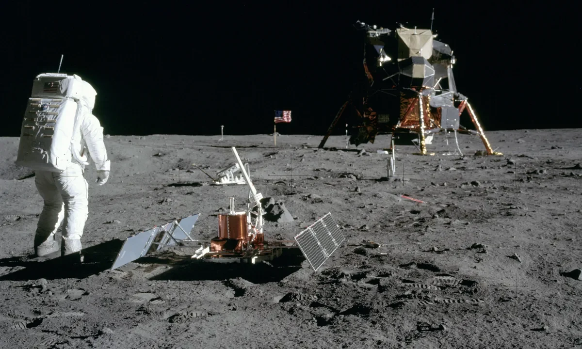 Apollo 11 Ay Modülü Eagle, Sakinlik Denizi ayüzeyinde Amerikan bayrağı ve bilimsel deney paketiyle birlikte
