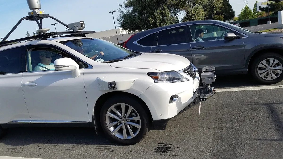 Apple'ın iptal edilen otonom araç projesi Project Titan için kullandığı, çatısına LiDAR ve kamera sensörleri monteli beyaz Lexus RX450h test aracı