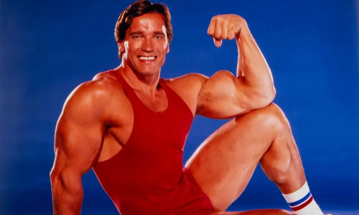 Arnold Schwarzenegger'in 1985 yılına ait profesyonel stüdyo portresi — Terminator dışındaki bilim kurgu filmleri döneminden