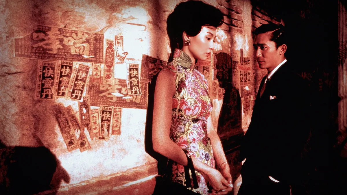 In the Mood for Love filminde Maggie Cheung ve Tony Leung'un kırmızı-altın renk paletiyle çekilmiş melankolik sahnesi