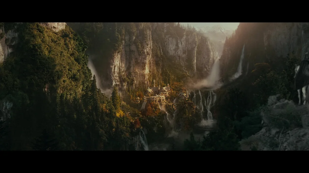 Ayrıkvadi (Rivendell) vadisinin kayalıklardan dökülen çok sayıda şelaleyle çevrili kuşbakışı film görünümü