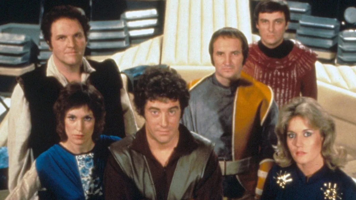 Blake's 7 dizisinin ana kadrosu Liberator uzay gemisinin köprüsünde bir arada; dizinin 1978 BBC prodüksiyonundan resmi tanıtım fotoğrafı