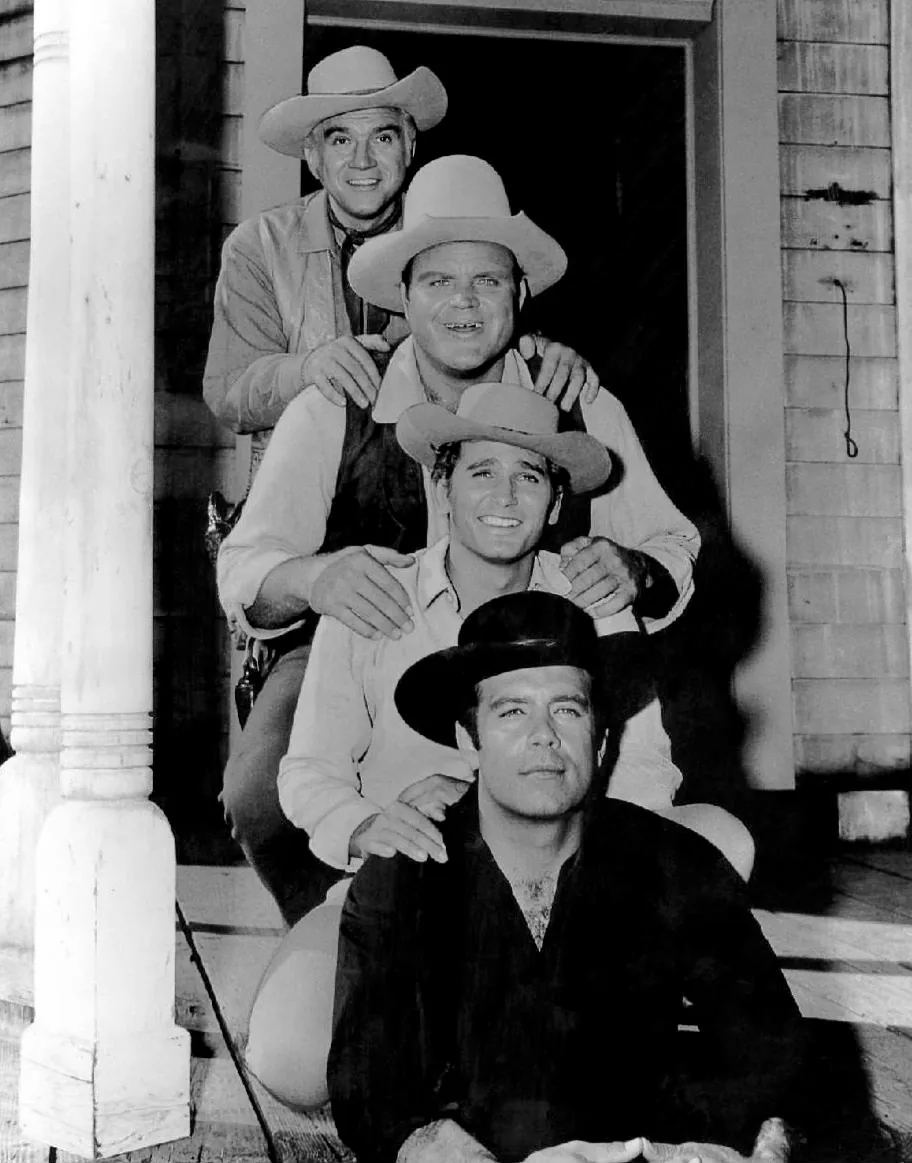 Bonanza dizisinin Cartwright ailesi: Ben Cartwright ve oğulları Ponderosa Çiftliği'nin verandasında resmi tanıtım fotoğrafında