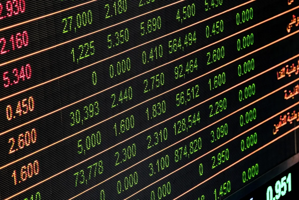 Kırmızı ve yeşil rakamlarla borsa endeks fonu hisse senedi fiyat ekranı yakın çekim