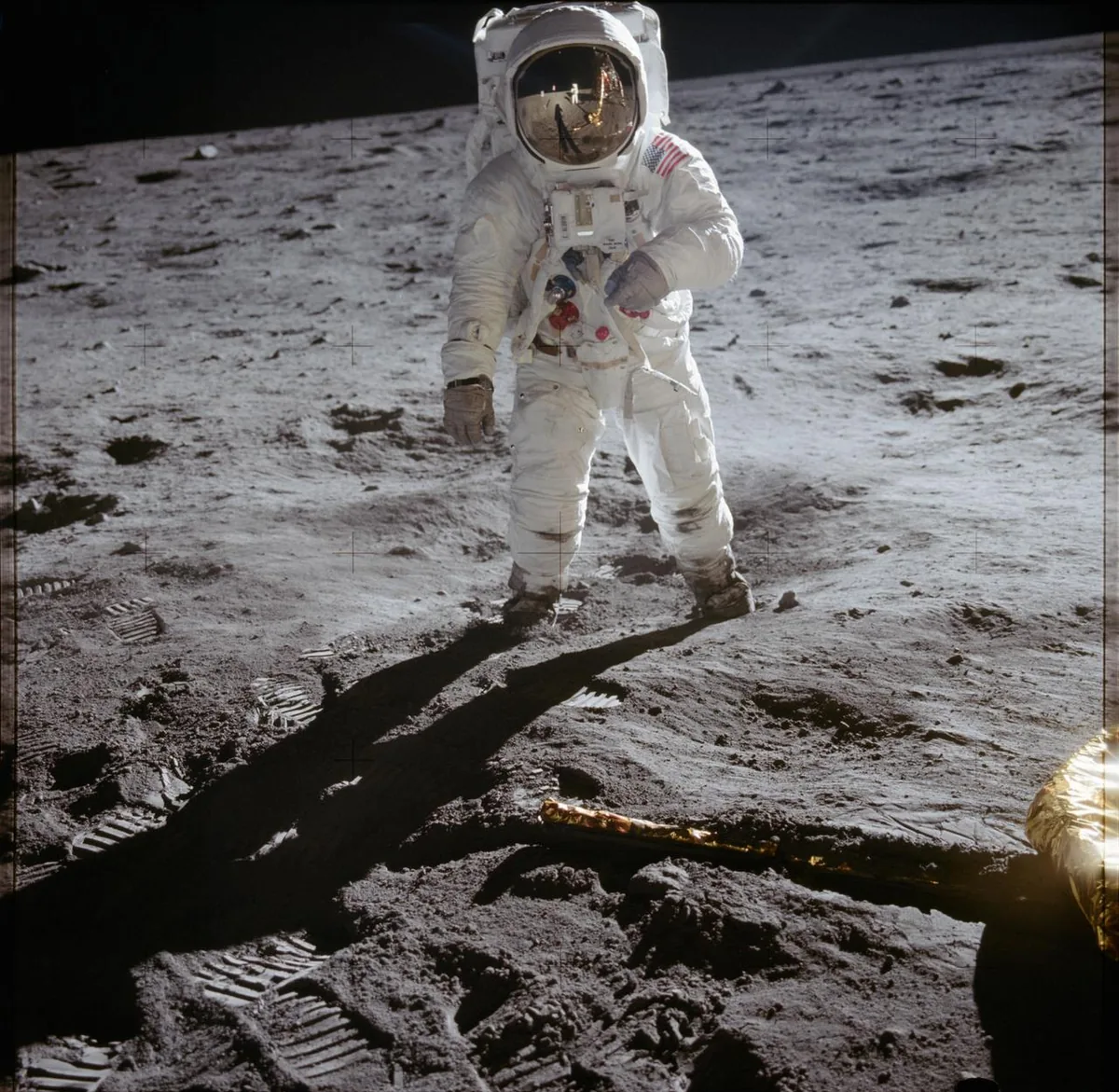 Buzz Aldrin Ay yüzeyinde dururken, kaskının vizöründe Neil Armstrong ve Ay Modülü Eagle'in yansıması görülüyor