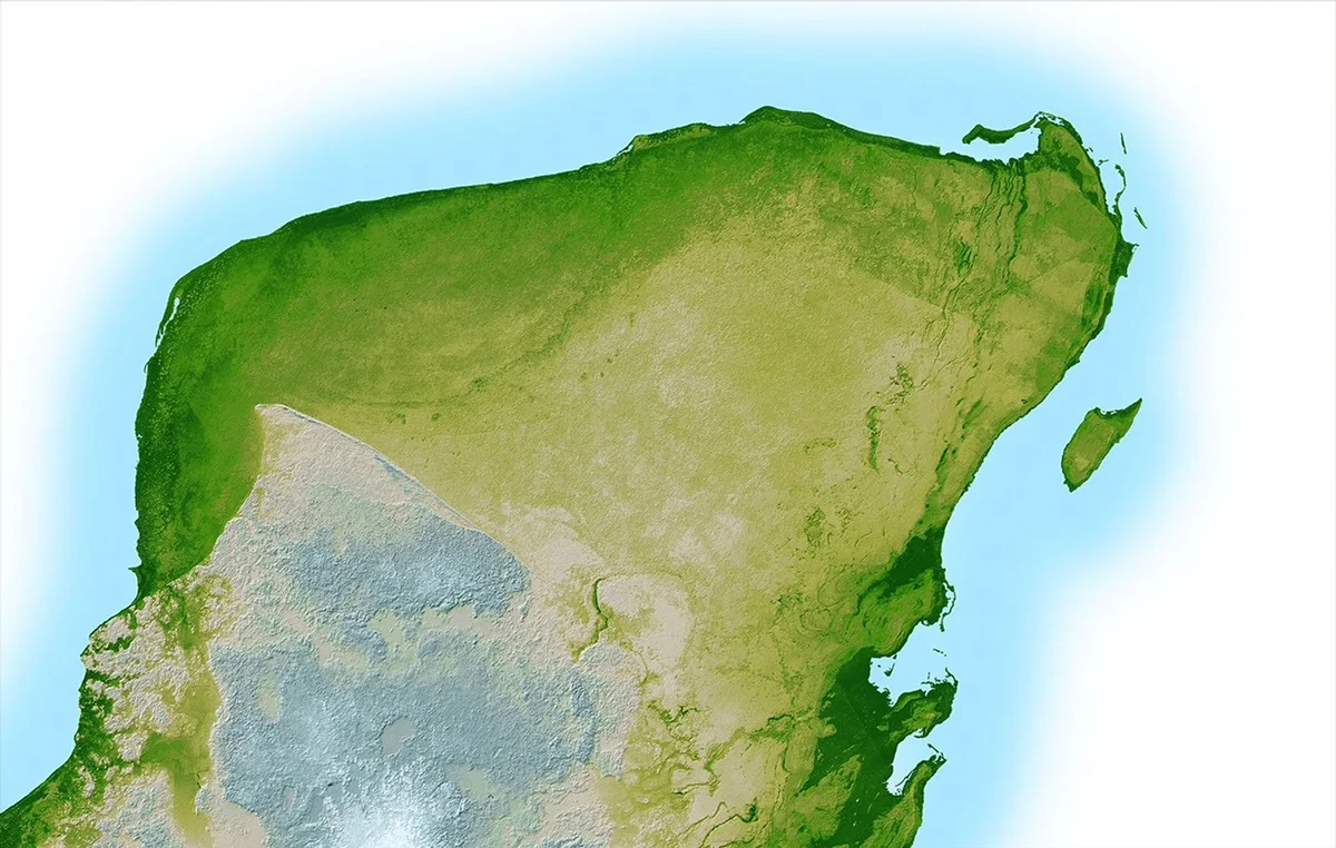 Chicxulub kraterinin Meksika'nın Yucatán Yarımadası'ndaki konumunu gösteren NASA gölgeli rölyef uydu görüntüsü; kraterin hafif dairesel izi kıyı şeridinde belirgin