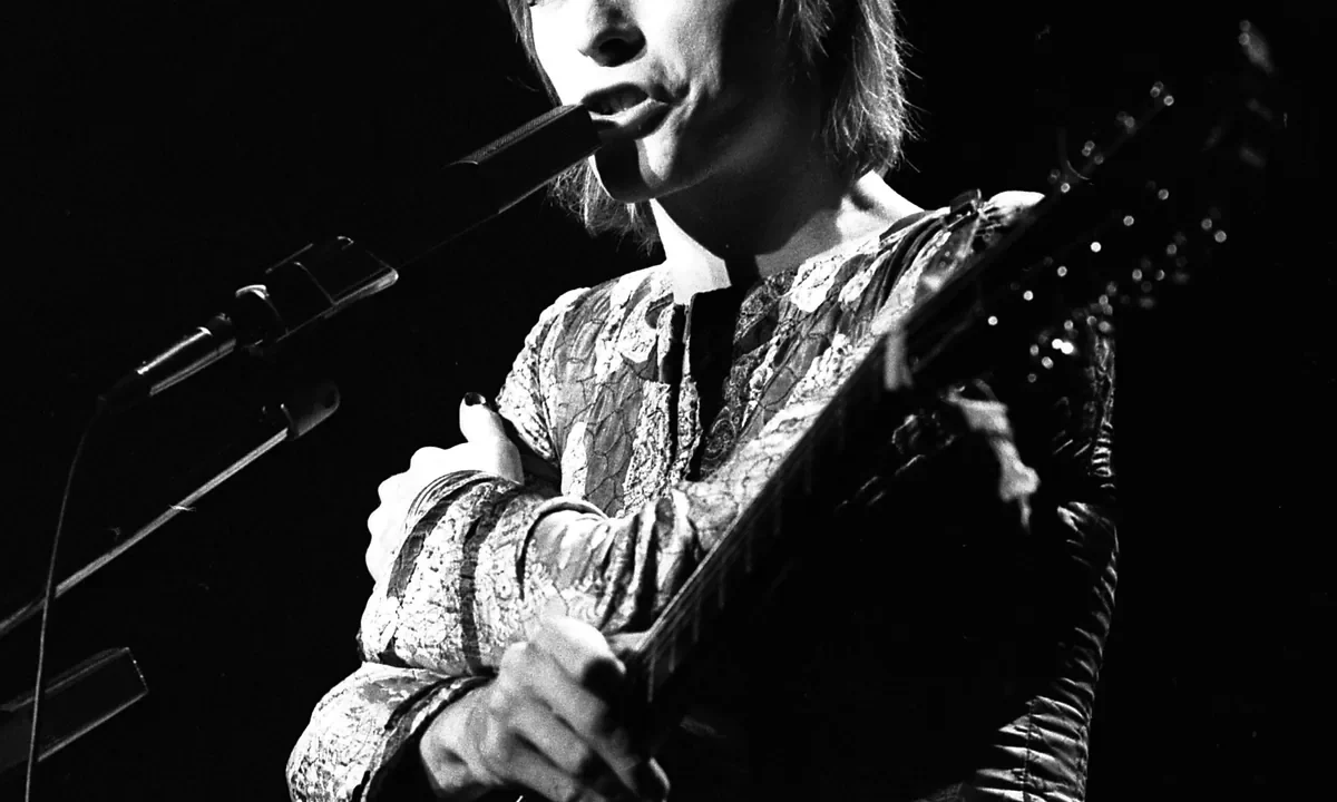 David Bowie, Ziggy Stardust kimliğiyle 1972'de Santa Monica Civic Auditorium'da sahne alırken