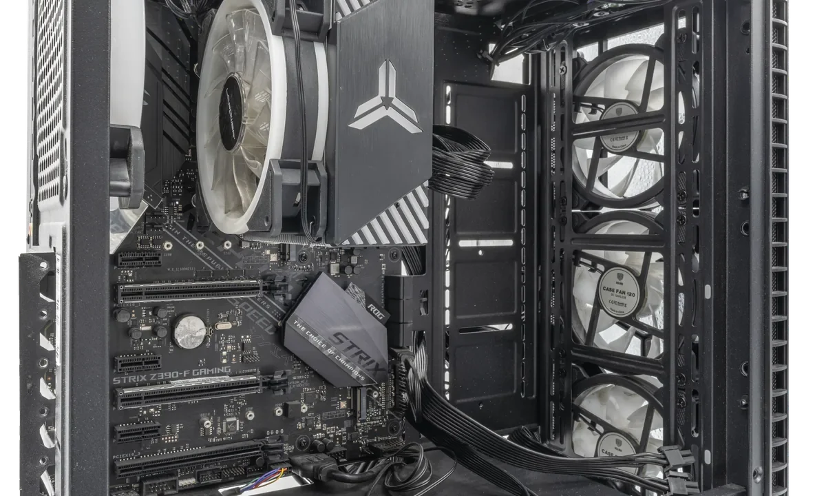 Modern bir oyuncu bilgisayarının içinde NVMe SSD ve güçlü ekran kartıyla DirectStorage nedir ve nasıl çalışır temasını temsil eden görsel