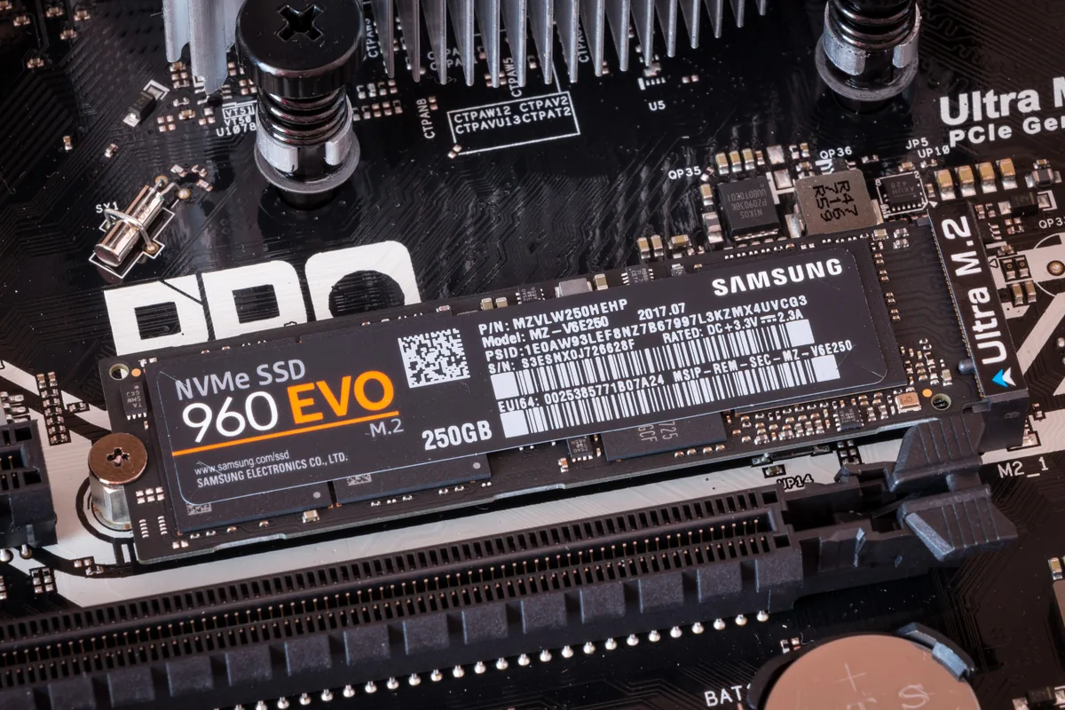 Bir anakartın M.2 yuvasına takılı Samsung NVMe SSD'nin yakın çekim fotoğrafı