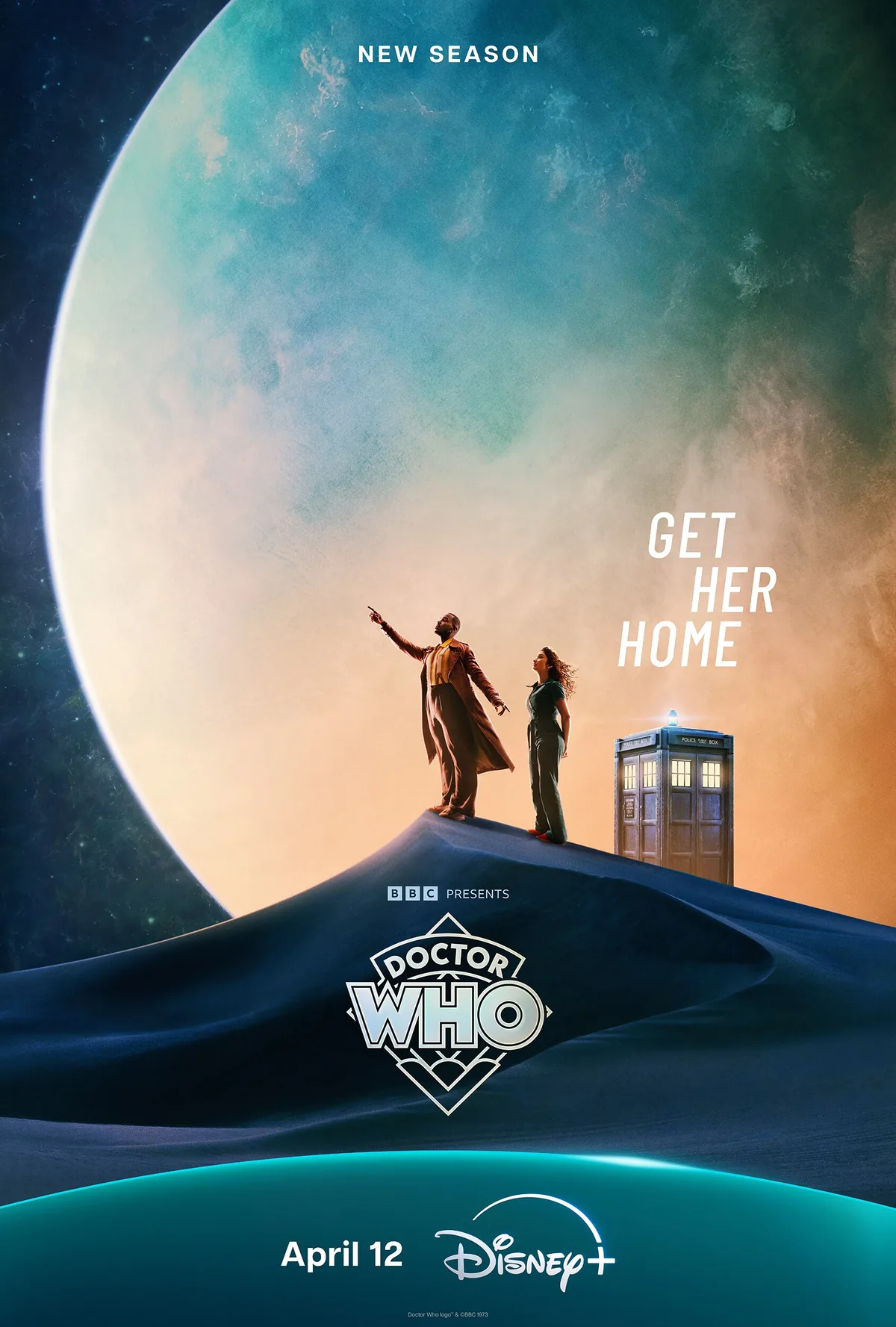 Doctor Who dizisinin TARDIS ve Doktor karakterini içeren resmi key art görseli