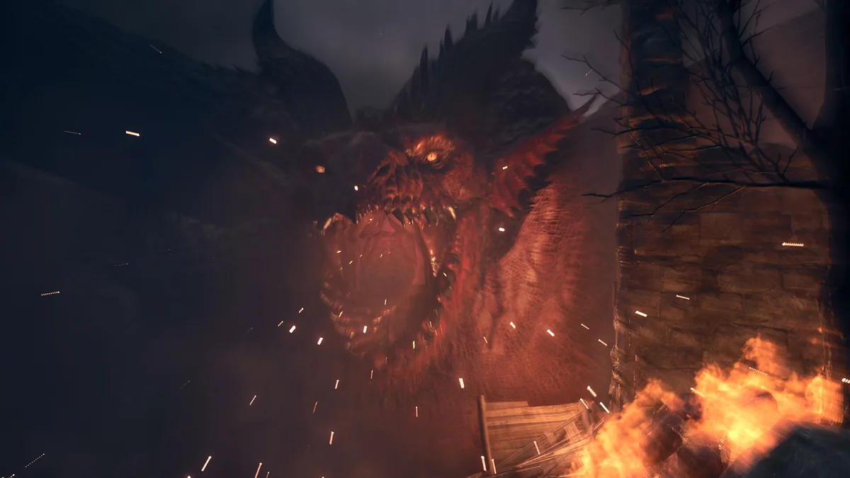 Dragon's Dogma 2'de kükreyen devasa bir ejderhanın yakın plan resmi oyun içi görüntüsü, alevler ve kıvılcımlar eşliğinde