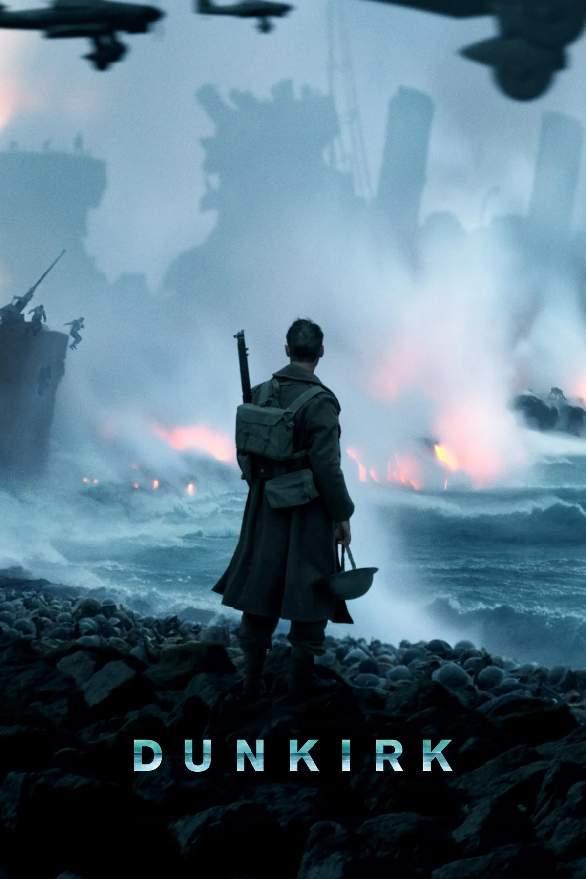 Dunkirk filminin resmi afişi; sahilde tahliyeyi bekleyen askerler