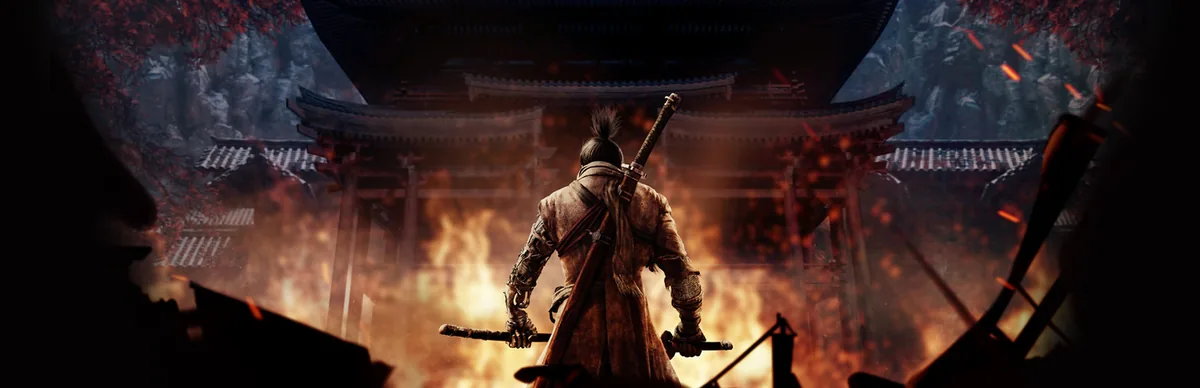 Sekiro: Shadows Die Twice oyununun resmi anahtar görseli — tek kollu shinobi kahraman alevler önünde