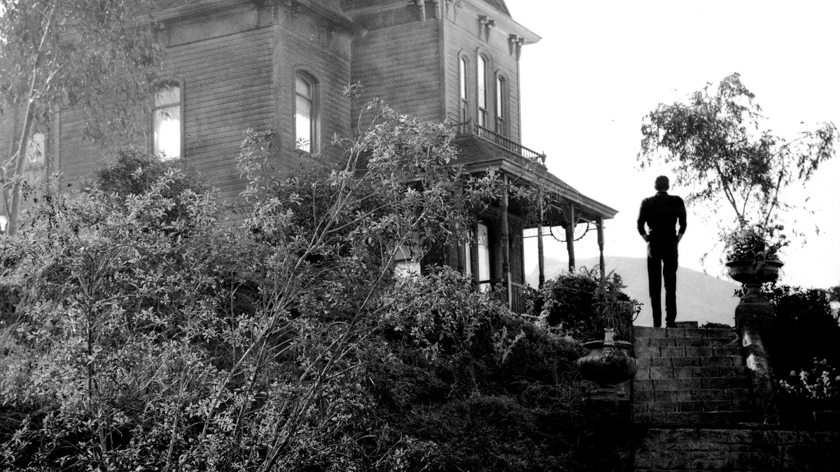 Alfred Hitchcock'ün Psycho (1960) filminden ikonik Bates Motel evi sahnesi, gerilim sinemasının en tanınan görüntülerinden biri