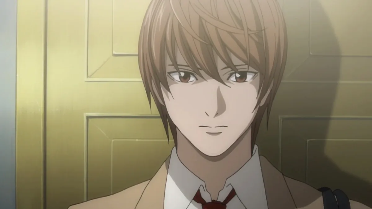Light Yagami'nin karanlık ve hesapçı bakışını yansıtan Death Note anime karesi, en iyi yazılmış anime kötü karakterlerinden birini temsil ediyor