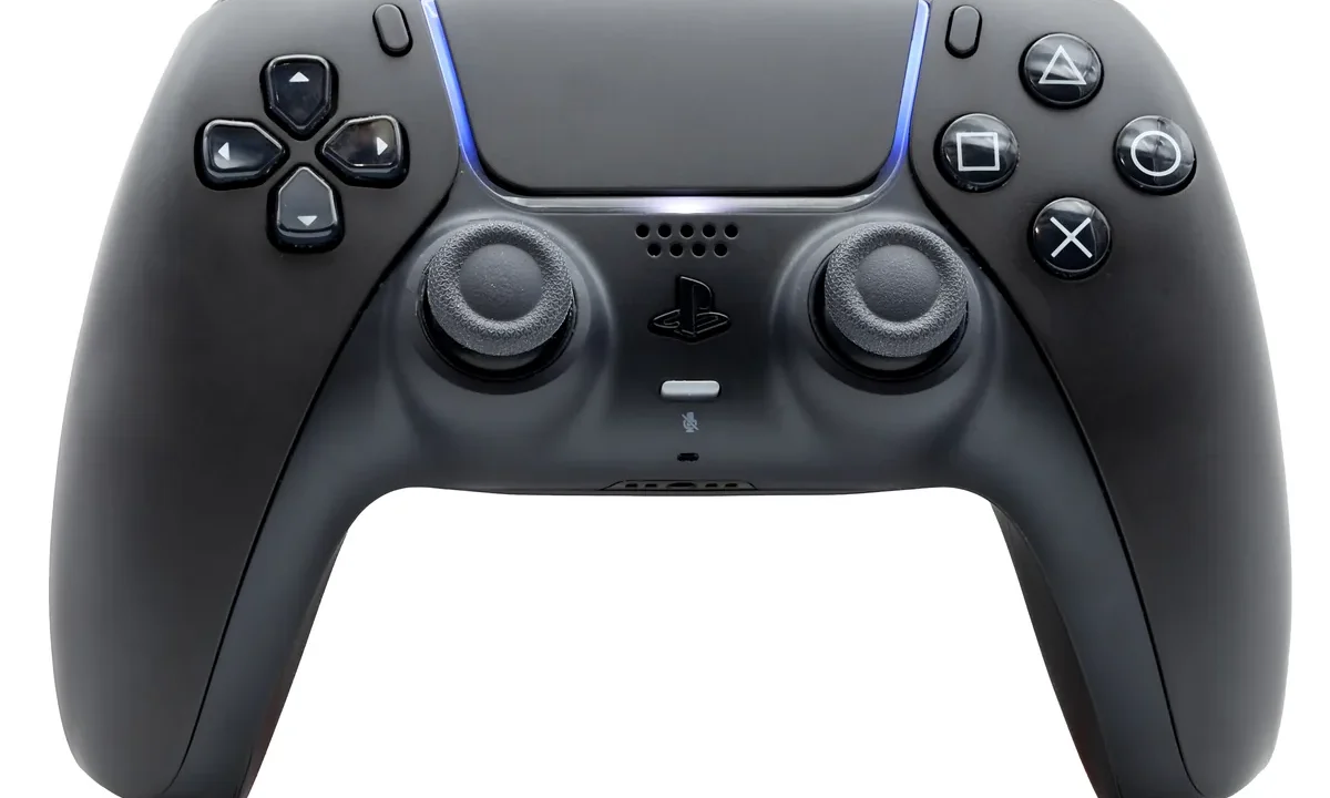 Siyah renkli PlayStation 5 DualSense oyun kolu, video oyunu port ve remaster fiyatlarını temsil ediyor
