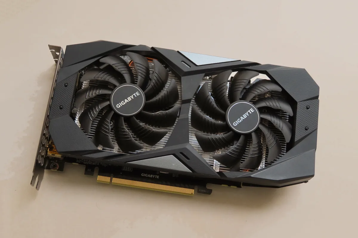 Yerel yapay zeka ve render işleri için kullanılabilecek çift fanlı bir ekran kartı