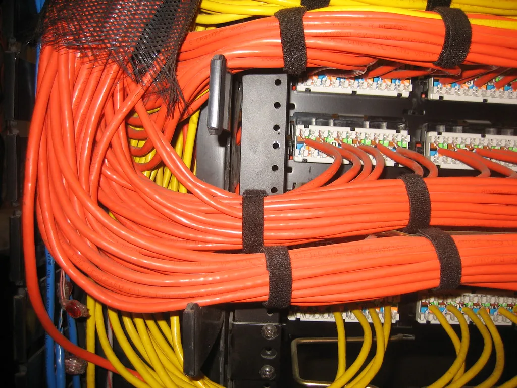 Duvar arkasından gelen solid ethernet kablolarının bir patch panele düzenli şekilde sonlandırılması