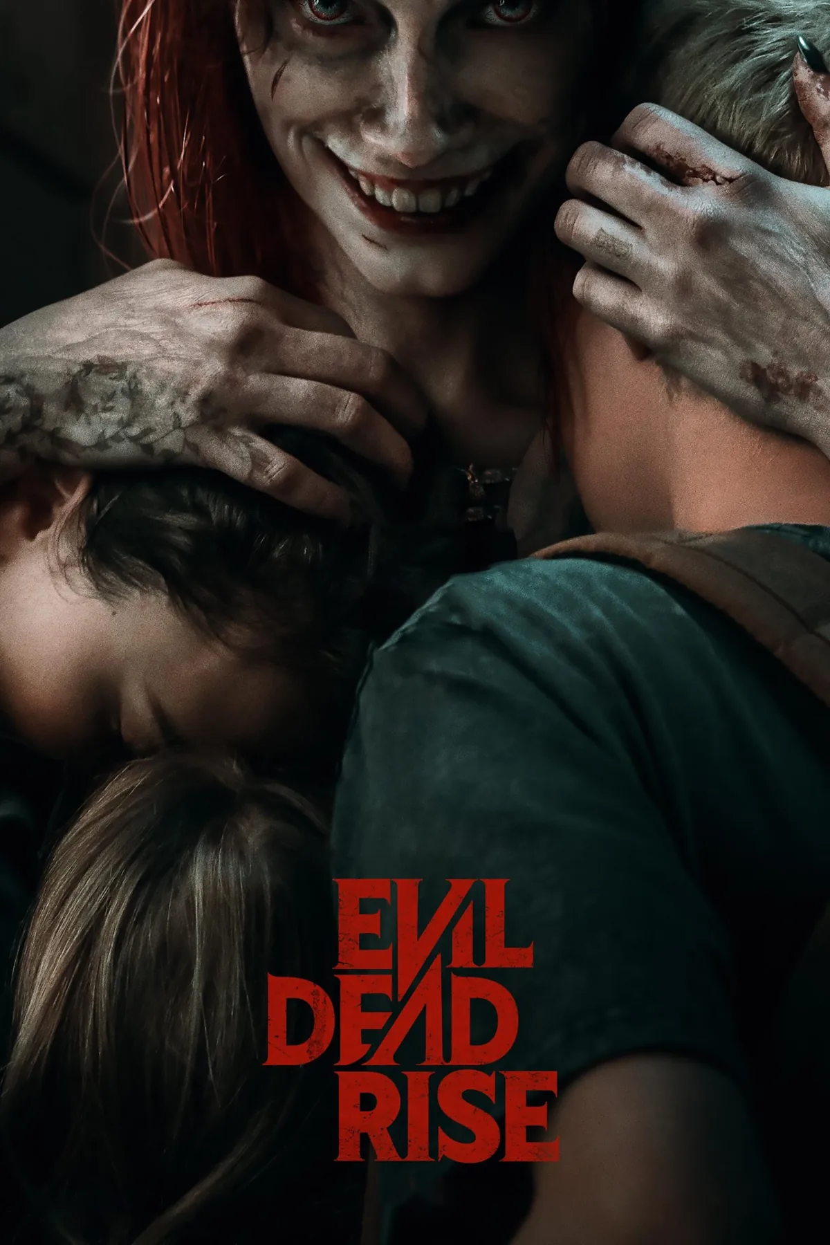 Evil Dead Rise 2023 filminin resmi afişi — Deadite'a dönüşmüş karakterin sırıtışıyla