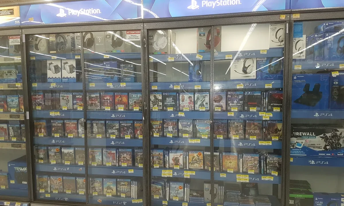 Bir mağaza rafında yan yana dizilmiş fiziksel PlayStation oyun kutuları