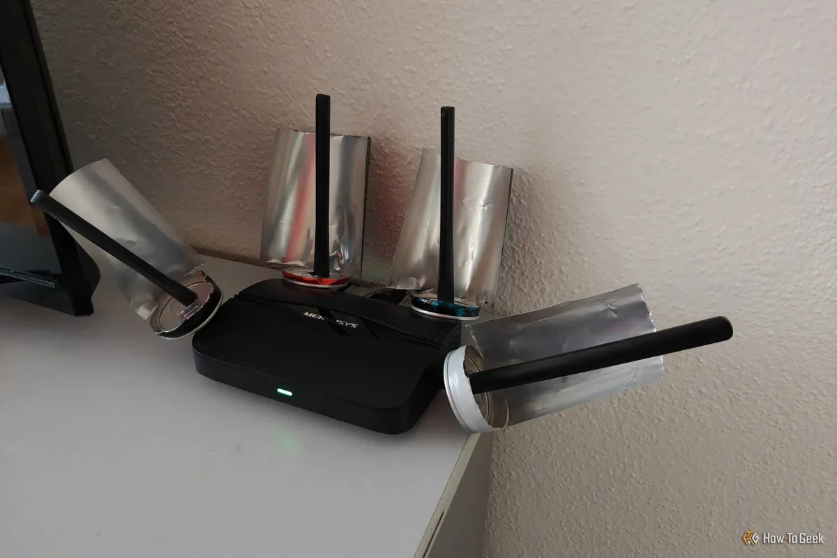 Dört anteni gazoz kutusu ve alüminyum folyoyla kaplanmış Mercusys router ile parabolik yansıtıcı denemesi