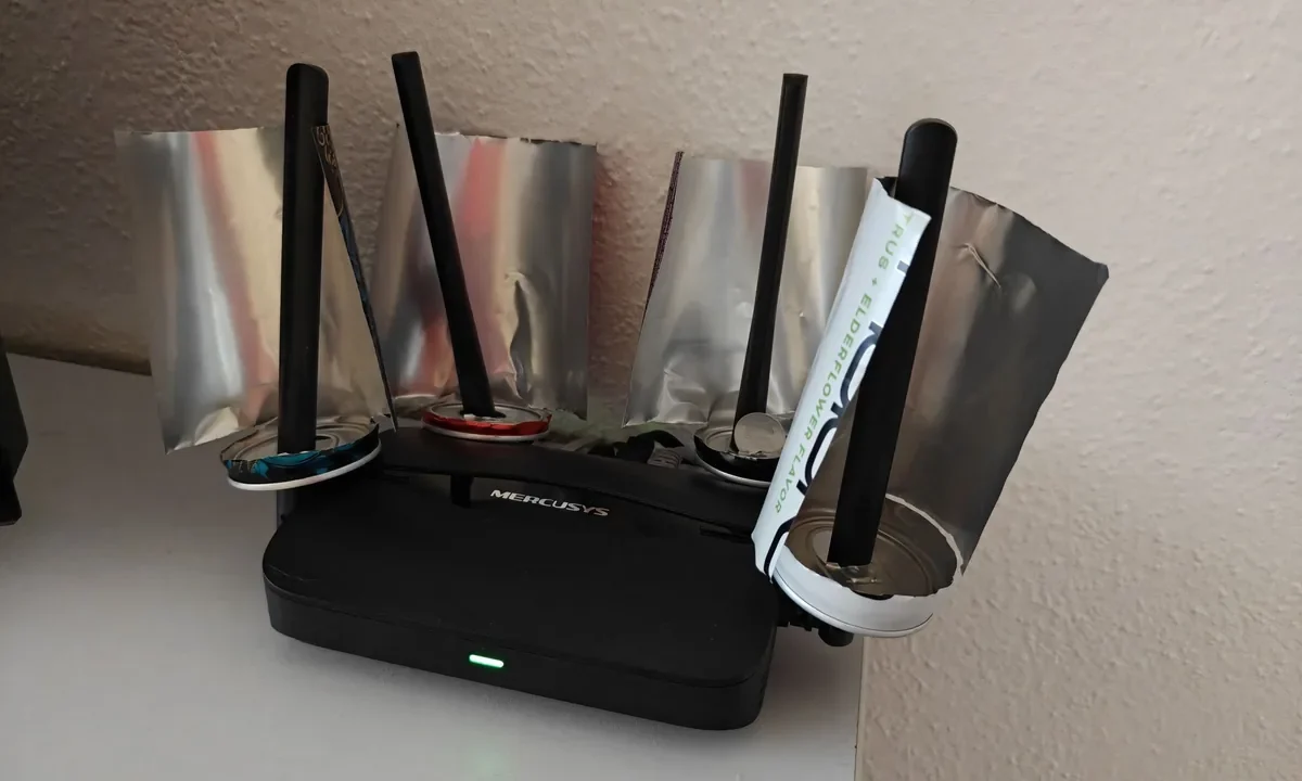 Router antenine geçirilmiş kesik alüminyum gazoz kutusuyla Wi-Fi güçlendirme hilesi