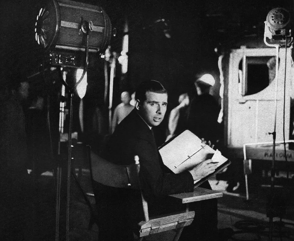 Star Trek'in yaratıcısı Gene Roddenberry, senaryo üzerinde çalışırken set fotoğrafında
