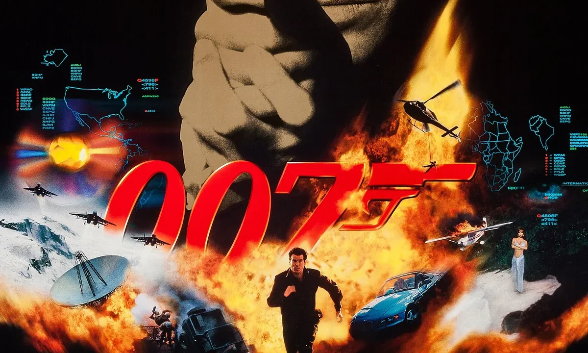 GoldenEye (1995) filminin resmi vizyon afişi: Pierce Brosnan James Bond rolünde, film logosu ve aksiyon kolajıyla