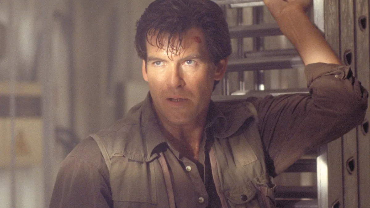 GoldenEye filminin açılış Arkangelsk görevinde James Bond'un (Pierce Brosnan) tesis içinde aksiyon anı