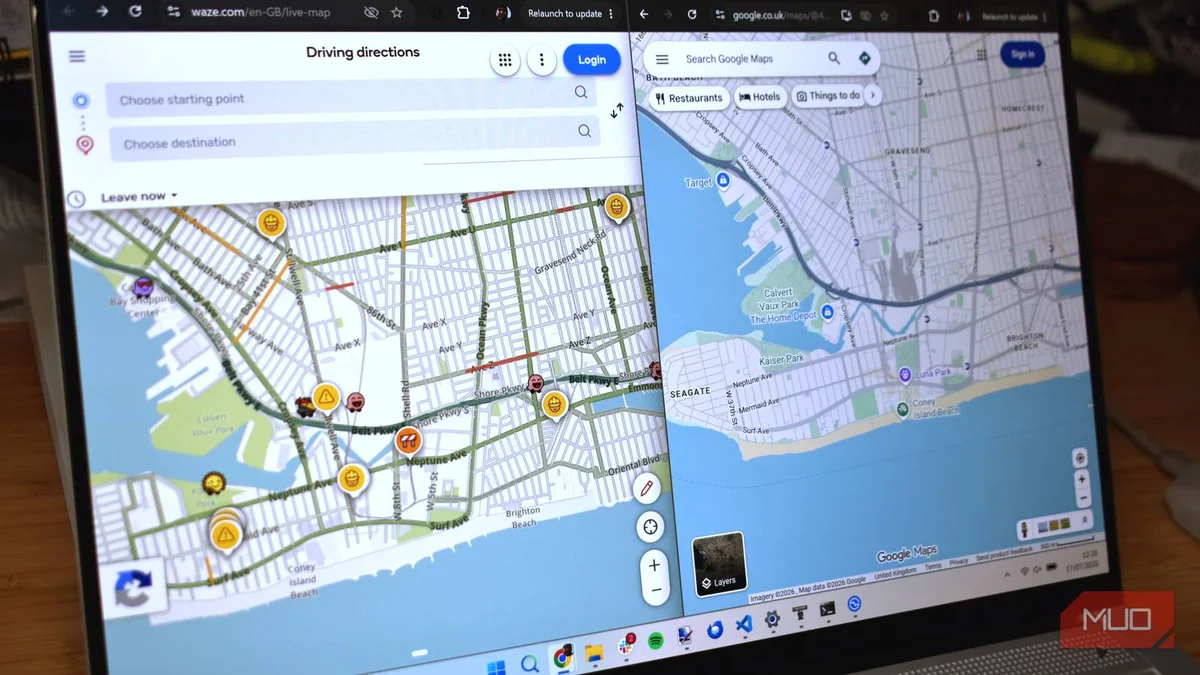 Bir dizüstü bilgisayar ekranında yan yana açık Waze ve Google Haritalar arayüzleri, aynı bölgeyi (Coney Island) gösteriyor