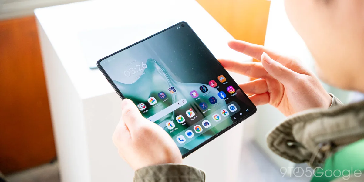 Corning Gorilla Glass Ceramic 3 kapak camıyla çıkan Motorola razr fold katlanabilir telefonun ekranı elde tutulurken yakından görünümü