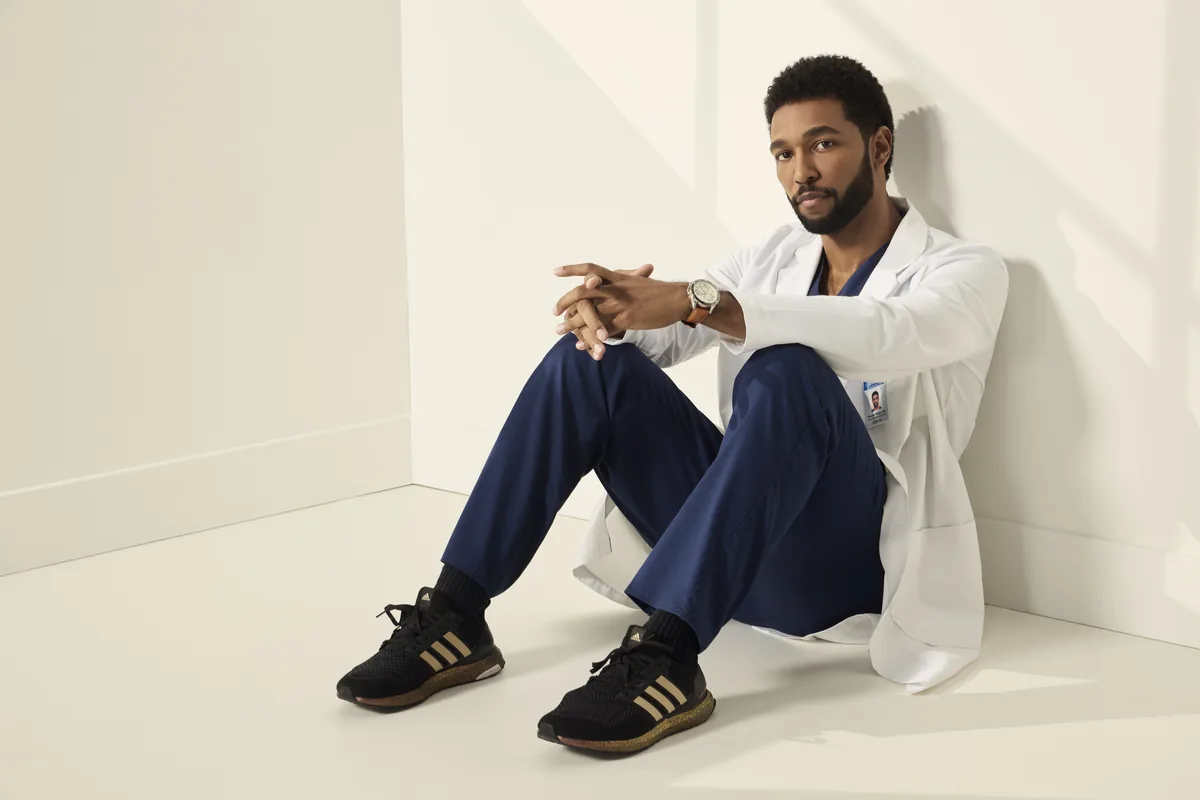 Grey's Anatomy dizisinin resmi basın fotoğrafı, ana karakterlerden birini hastane ortamında gösteriyor